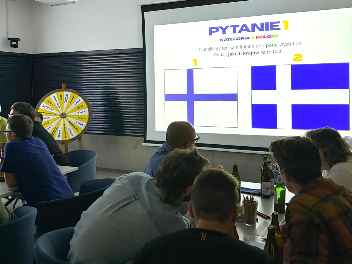 Drużyny podczas rundy multimedialnej, obok koło fortuny